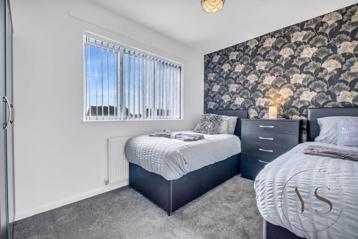 Stylish 3Br Home - Beautiful Garden - Parking West Bromwich Exterior foto